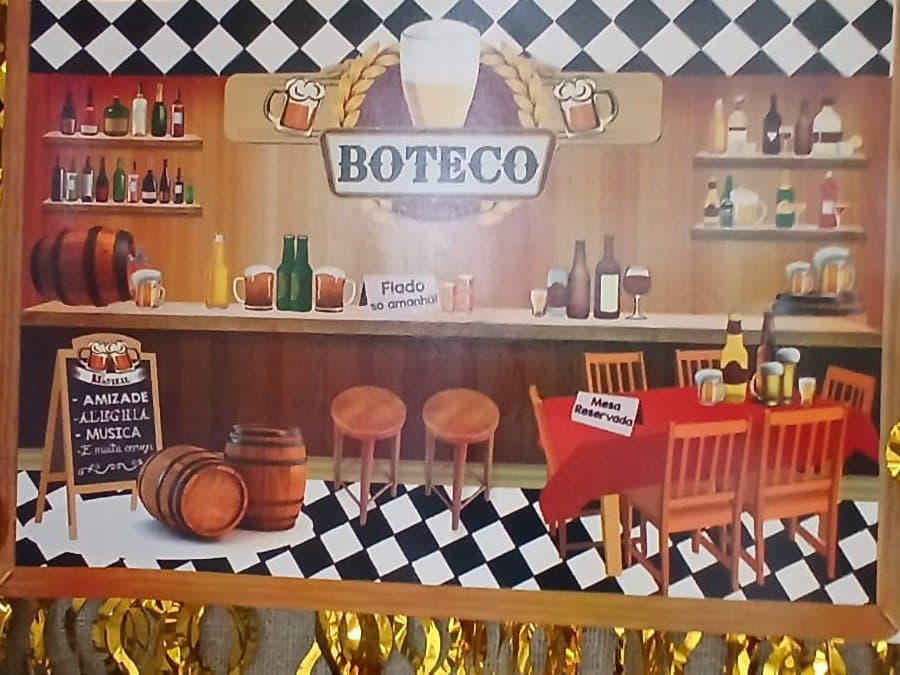 Painel do tema Boteco na vitrine da Comemorando Festas, com cortina dourada