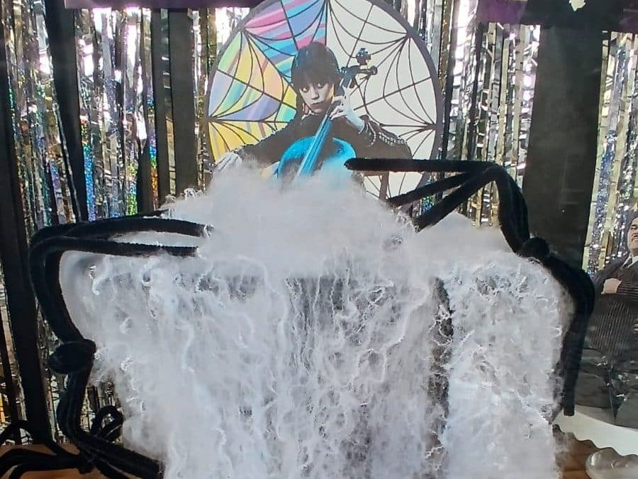 Vitrine gótica da Comemorando Festas, com aranha gigante, teias e caldeirão