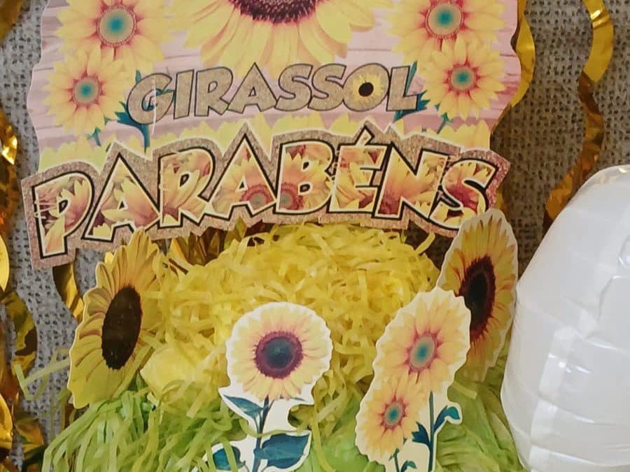 Topo de bolo com girassóis do tema Primavera na Comemorando Festas