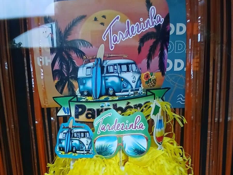 Painel e topo de bolo do tema Tardezinha na vitrine da Comemorando Festas
